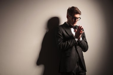 Dua zarif genç iş adamı.