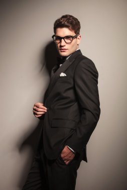 Ceketini unbuttoning genç zarif iş adamı.