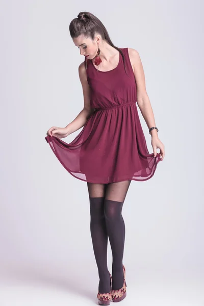 Jonge mode vrouw vaststelling haar jurk — Stockfoto