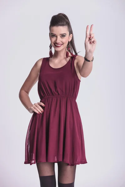 Fashion woman showing the victory sign. — Stock Photo, Image