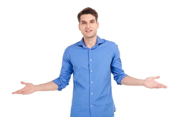 Feliz hombre casual joven que le da la bienvenida . — Foto de Stock