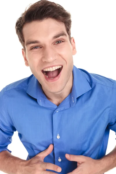 Jovem feliz gritando para a câmera . — Fotografia de Stock