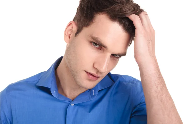 Joven cruzando el dedo con el pelo — Foto de Stock