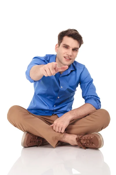 Joven hombre casual señalando con el dedo a la cámara . — Foto de Stock