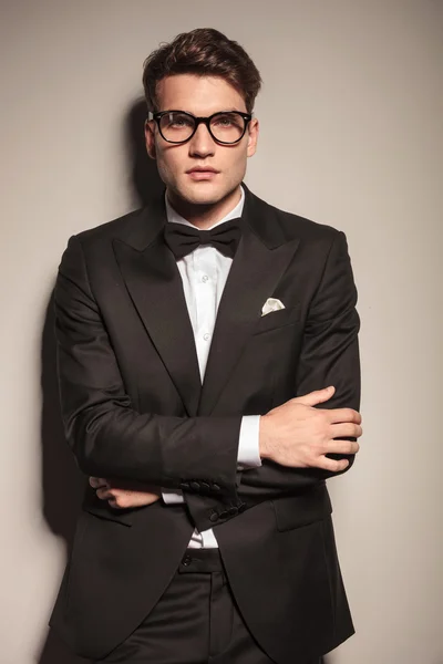 Young handsome business man leaning on a wall — Stock Photo, Image