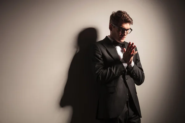 Elegant young business man praying. — Stock Photo, Image