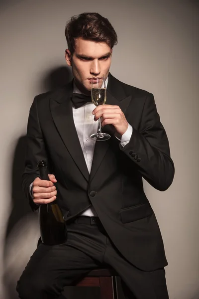 Knappe elegante zakenman drinken van een glas champagne — Stockfoto