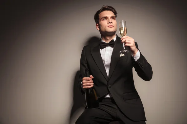 Jovem homem de negócios elegante desfrutando de uma taça de champanhe — Fotografia de Stock