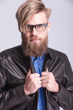 Smart casual adam kameraya gülümseyen