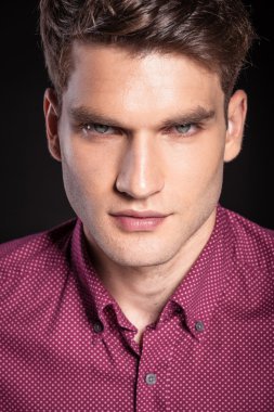 çekici bir genç casual adam portresi.