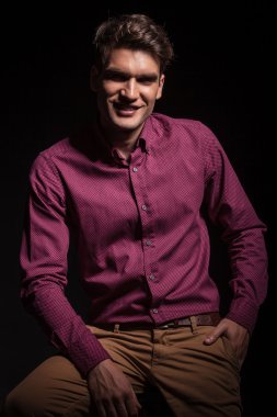 Elini cebine oturan genç adam.