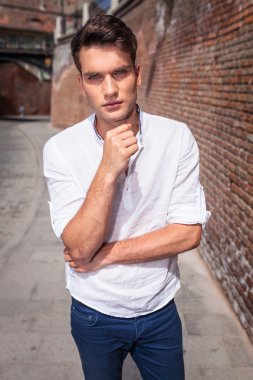 Çekici genç moda adam ayakta 