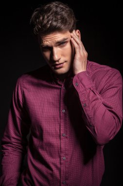 onun başına elini tutan adam.