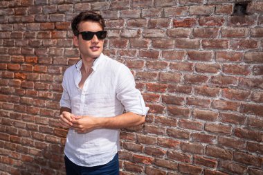 Yakışıklı genç moda adamın sunglases giydiğini 