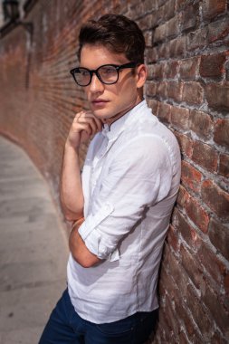 çene için elini tutarak moda adam