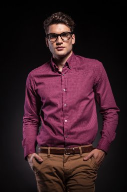 Yakışıklı, sıradan bir adam kameraya bakıyor.