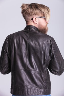 sarışın hipster adam onun tarafına bakan.