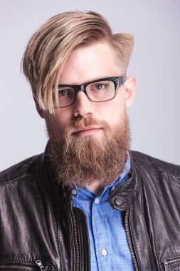Uzun sakal casual adam poz 