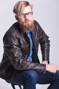 Hipster youn adam kameraya gülümseyen