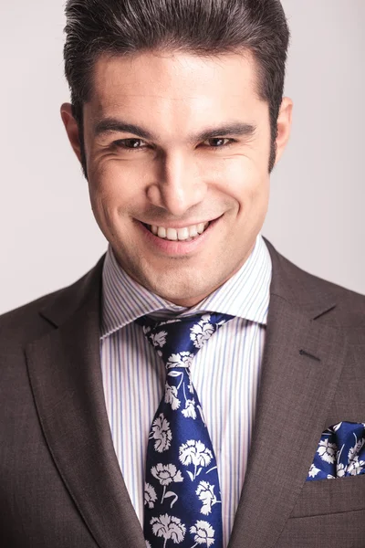 Schöner junger eleganter Geschäftsmann lächelt — Stockfoto