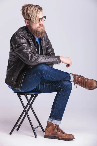 Hombre joven casual relajándose en una silla —  Fotos de Stock