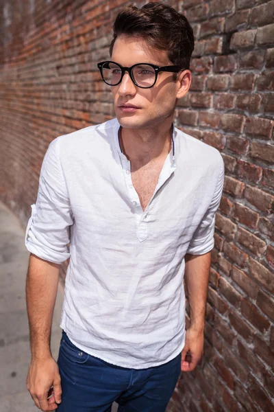 Jovem homem bonito usando óculos — Fotografia de Stock
