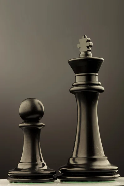 Fekete király és gyalog a sakk — Stock Fotó
