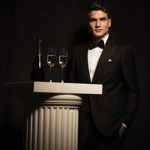 Elegante zakenman permanent in de buurt van een witte kolom — Stockfoto
