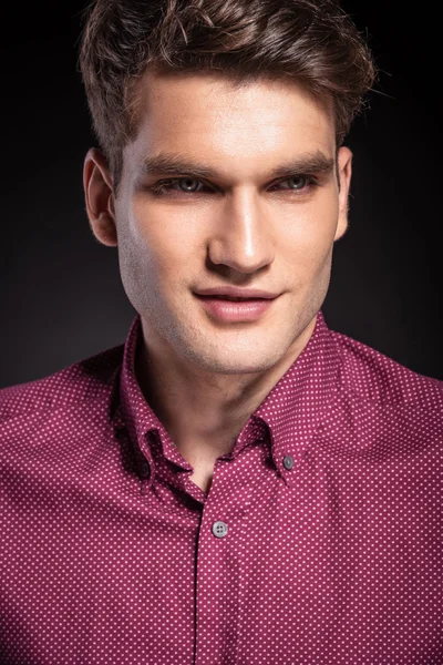 Sorrindo jovem bonito homem . — Fotografia de Stock