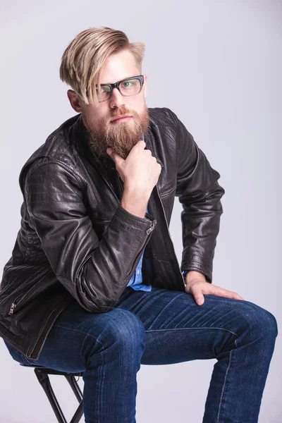 Loira casual homem acariciando sua longa barba . — Fotografia de Stock