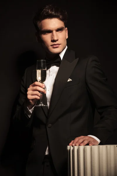 Elegante uomo d'affari che tiene un bicchiere di champagne — Foto Stock