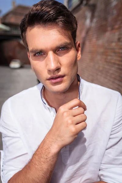 Bonito jovem casual homem olhando para a câmera . — Fotografia de Stock