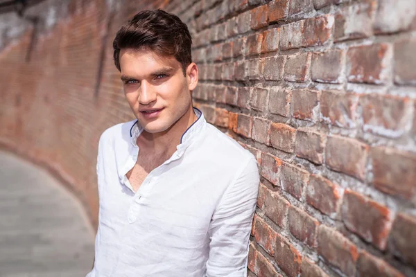 Smiling young casual man looking at the camera — Stock Photo, Image