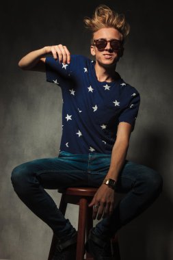 moda adam komik saç modeli ile eğleniyor