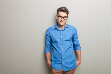Gülümseyen genç casual adam gözlüklü
