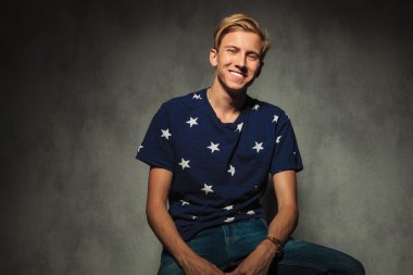 sarışın seksi casual adam gülüyor