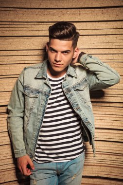 Boynunun arkasında tutarak rahat rahat moda adam
