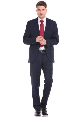 izole arka planda yürüyen genç iş adamı.