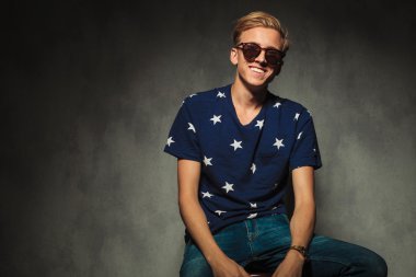 gülen genç sarışın casual adam oturmuş