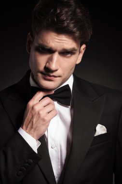 zarif delikanlı bir kaş kaldırma