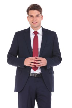 gülümseyen yakışıklı genç iş adamı 