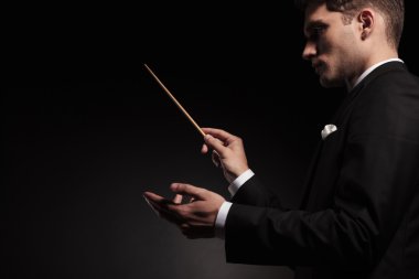 genç adam contuctig bir orkestra.