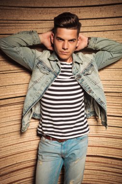 serin rahat rahat genç adam ellerini boynunun arkasına holding