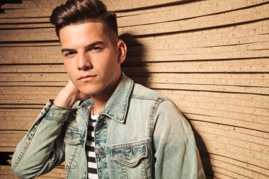 Boynunun arkasında rahat genç adamla serin 