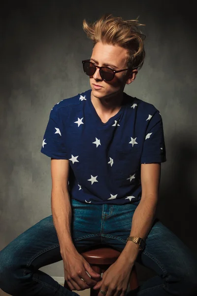 Side portrait of a cool fashion man with messy hairstyle — Stock Photo, Image