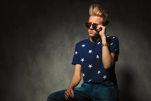 Cool mode håller hans solglasögon sittande — Stockfoto