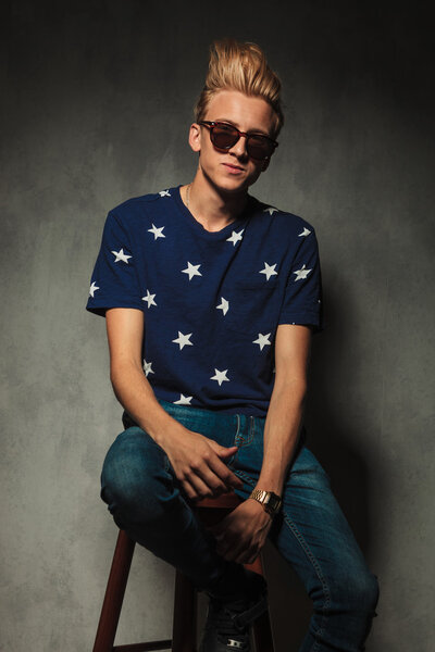  блондинка в солнечных очках, улыбающаяся в камеру
