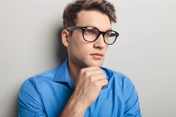 Schöner junger Mann mit schwarzer Brille — Stockfoto