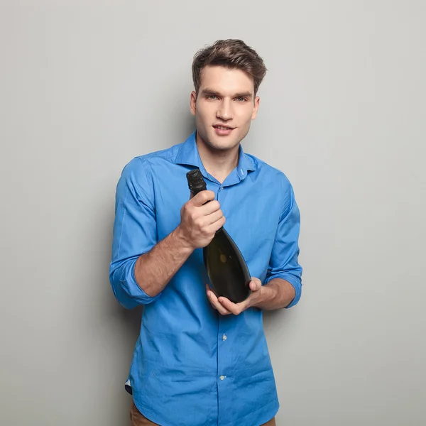Muž, který držel láhev šampaňského v ruce — Stock fotografie
