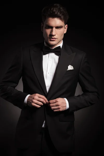 Ceketini kapanış zarif yakışıklı adam